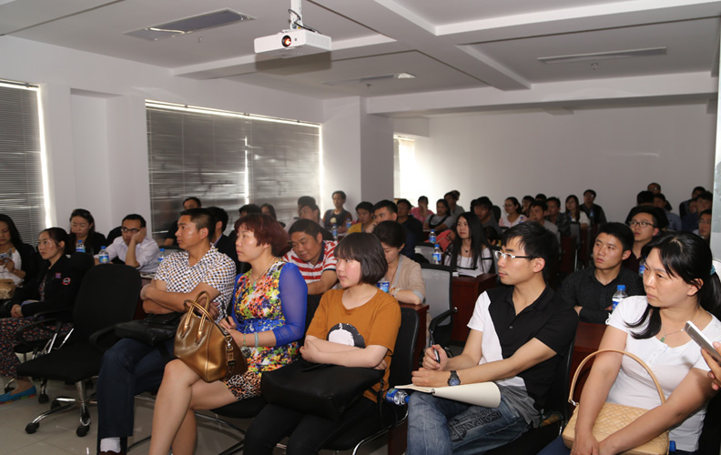 2015年4月18日，云南天度集團天貓?zhí)詫氝\營沙龍在云紡國際商廈A座18樓舉行，全國知名淘寶運營人士現(xiàn)場進行了分享和講解，數(shù)十名淘寶及天貓店主參加了本次沙龍，場面異?；鸨?，連走廊都坐滿了人