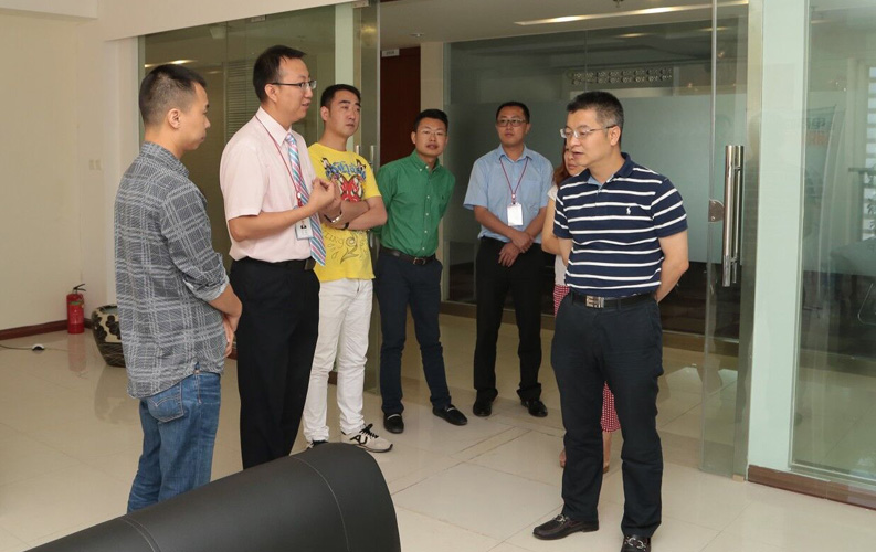 重慶市渝北區(qū)人民政府相關(guān)領(lǐng)導(dǎo)蒞臨云南天度集團考察，雙方將于近日簽訂投資合同，天度集團將在重慶投資設(shè)立控股子公司-重慶天度網(wǎng)絡(luò)信息技術(shù)有限公司，并建立200人規(guī)模的專業(yè)技術(shù)研發(fā)基地，此后將大大增強天度技術(shù)研發(fā)實力和公司綜合優(yōu)勢