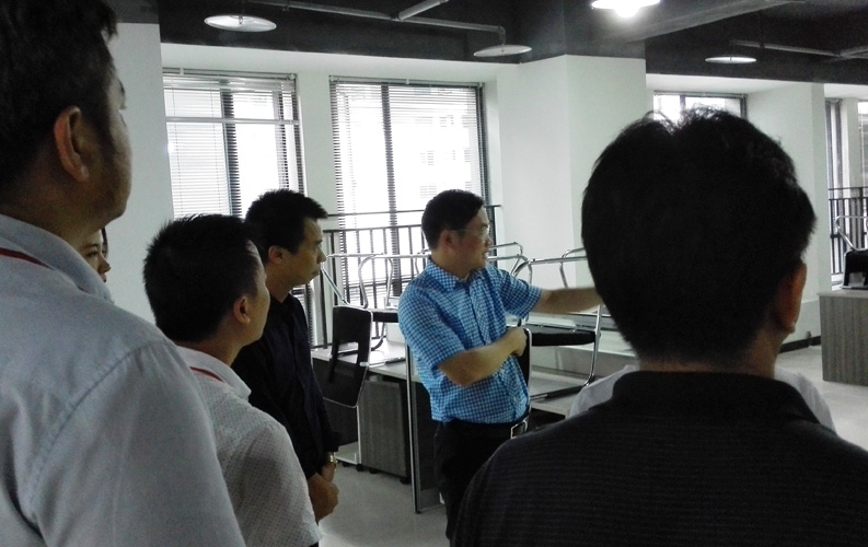 賴區(qū)長鼓勵重慶天度網(wǎng)絡(luò)公司要多進(jìn)行創(chuàng)新，并就天度未來發(fā)展方向做出重要指示。